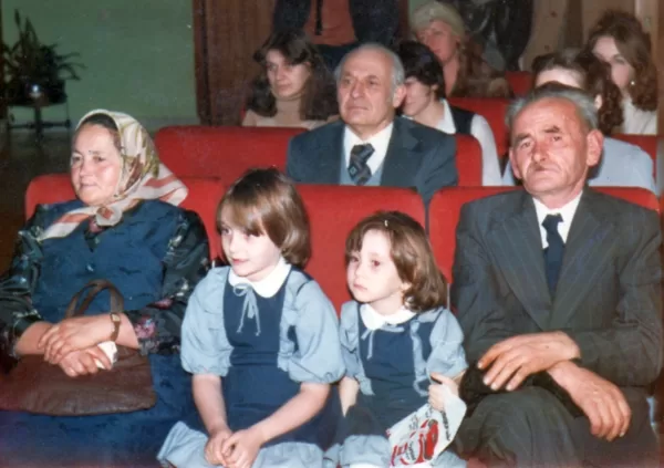 Orosz nagypapa és nagymama, Márti, Kata és Papa