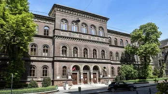 Xántus János Két Tanítási Nyelvű Gimnázium 2001-2025 - földrajz-olasz szakos tanár