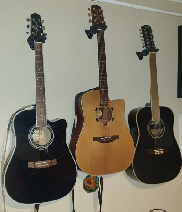 A két hathúros Takamine és a tizenkéthúros Fender
