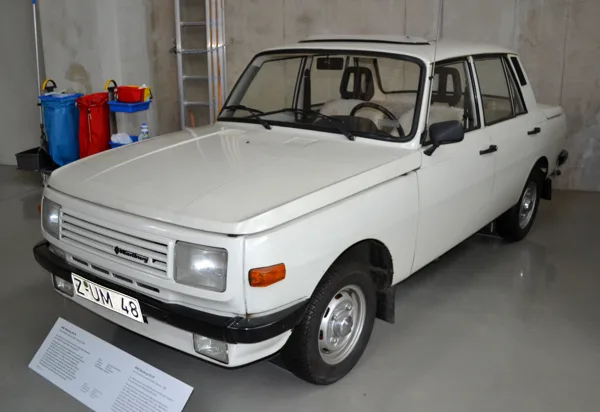 Wartburg 353 - Papa ezt vette a Fiat 850 után, ő volt a Vartyogó - hát, nem imádtuk