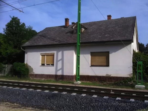 A megszűnt Balatonfenyves-felső mh. állomásépülete
