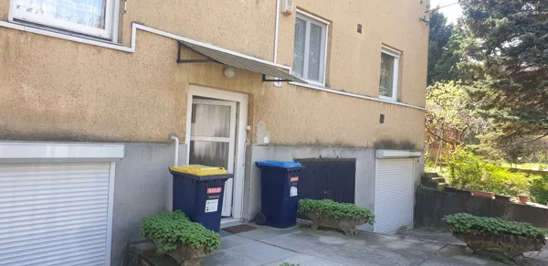 Csendélet a bejáratnál