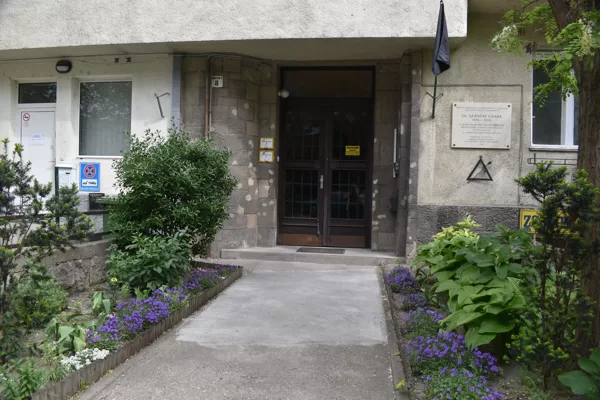 A Zsombolyai utca felőli bejárat