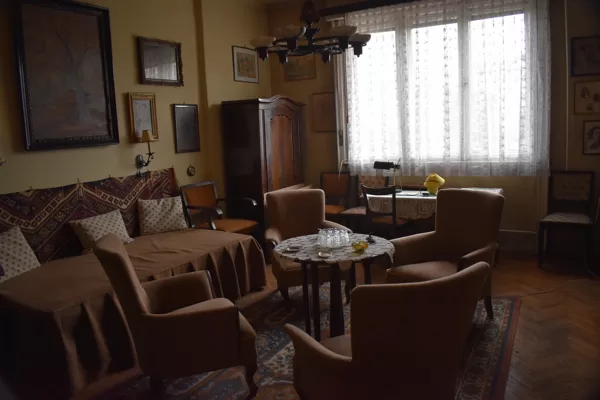 A "nagyszoba", egyben papa dolgozószobája.