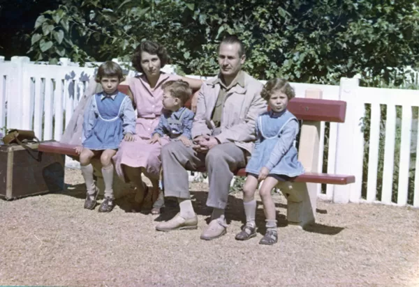 Fábián Pál családja a balatonfenyvesi kisállomáson 1956-ban