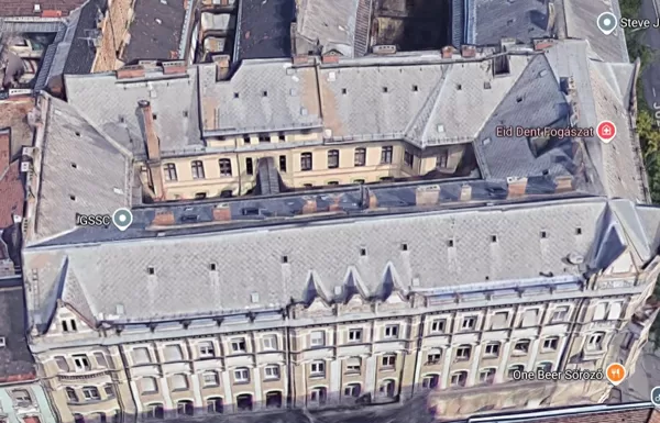 A hatalmas ház madártávlatból - a vaskos kémény mögött volt a kis birodalmam