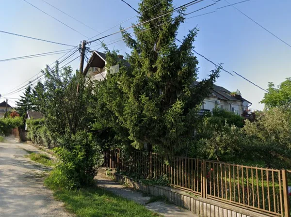 Mostanában már ez látható az utcáról