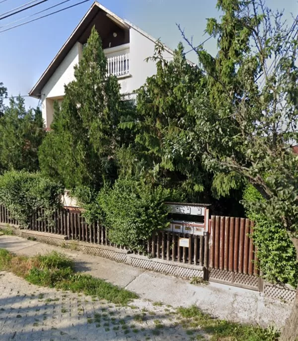 Mostanában már ez látható az utcáról