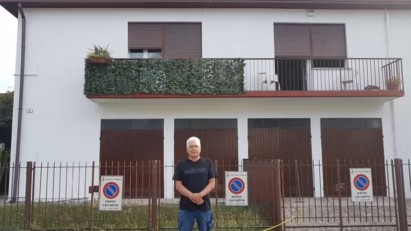A régi nappalink (soggiorno) terasza és a garázsbejáró